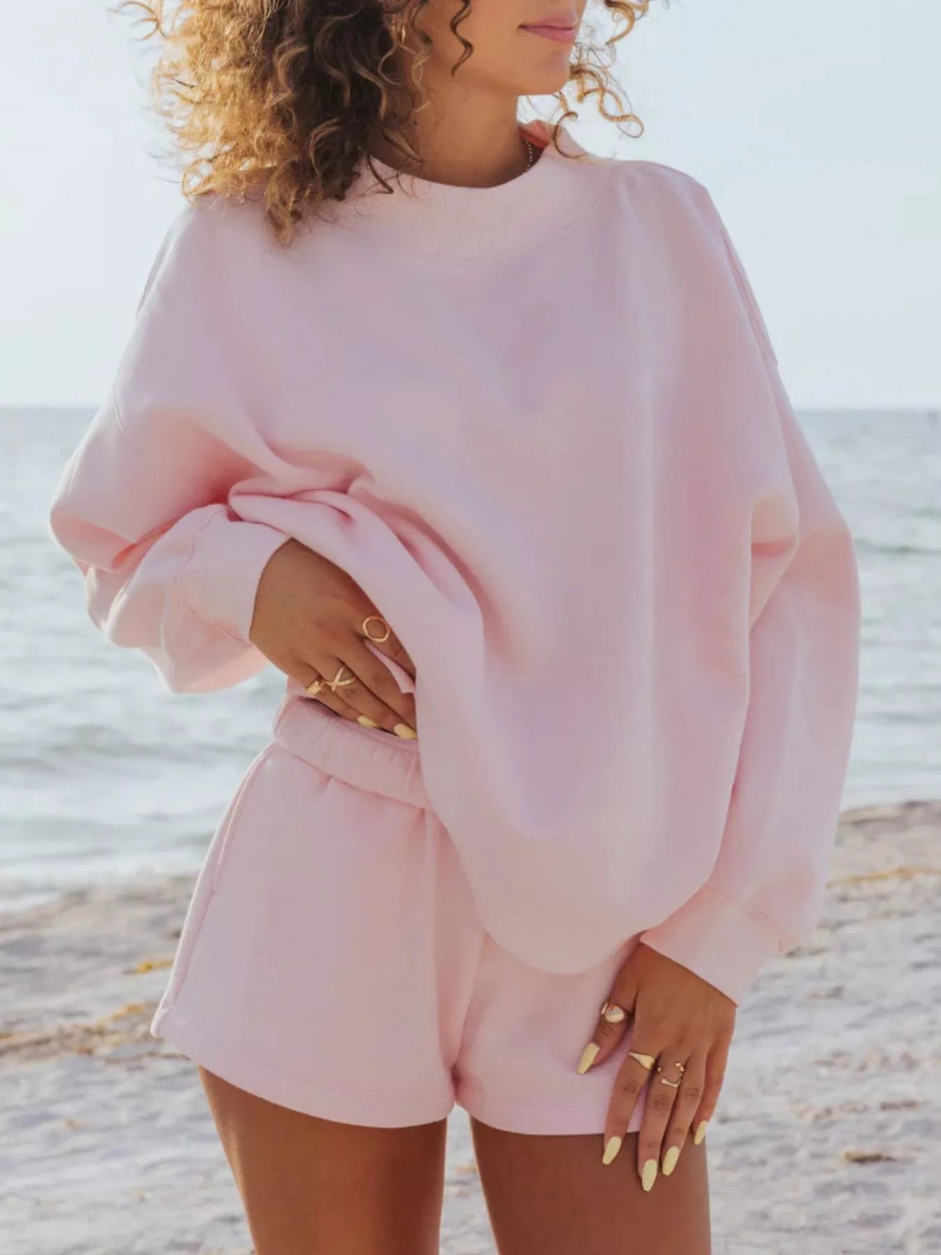 Relaxed fit round neck sweatshirt and shorts two-piece set in 100% polyester with slight stretch and basic style